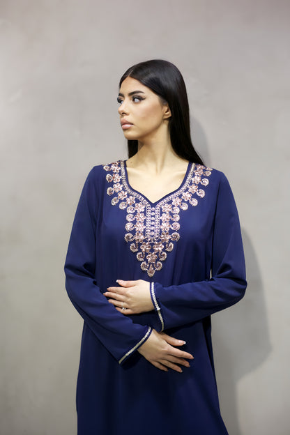 D8003 Robe Bleu Abaya Maison Traditionnelle avec Broderie Or et Rose Scintillante sur le Col et les Manches