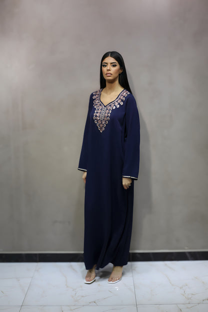 D8003 Robe Bleu Abaya Maison Traditionnelle avec Broderie Or et Rose Scintillante sur le Col et les Manches