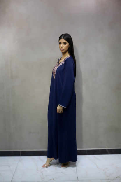 D8003 Robe Bleu Abaya Maison Traditionnelle avec Broderie Or et Rose Scintillante sur le Col et les Manches