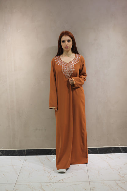 D8003 Robe Caramel Abaya Maison Traditionnelle avec Broderie Or et Rose Scintillante sur le Col et les Manches