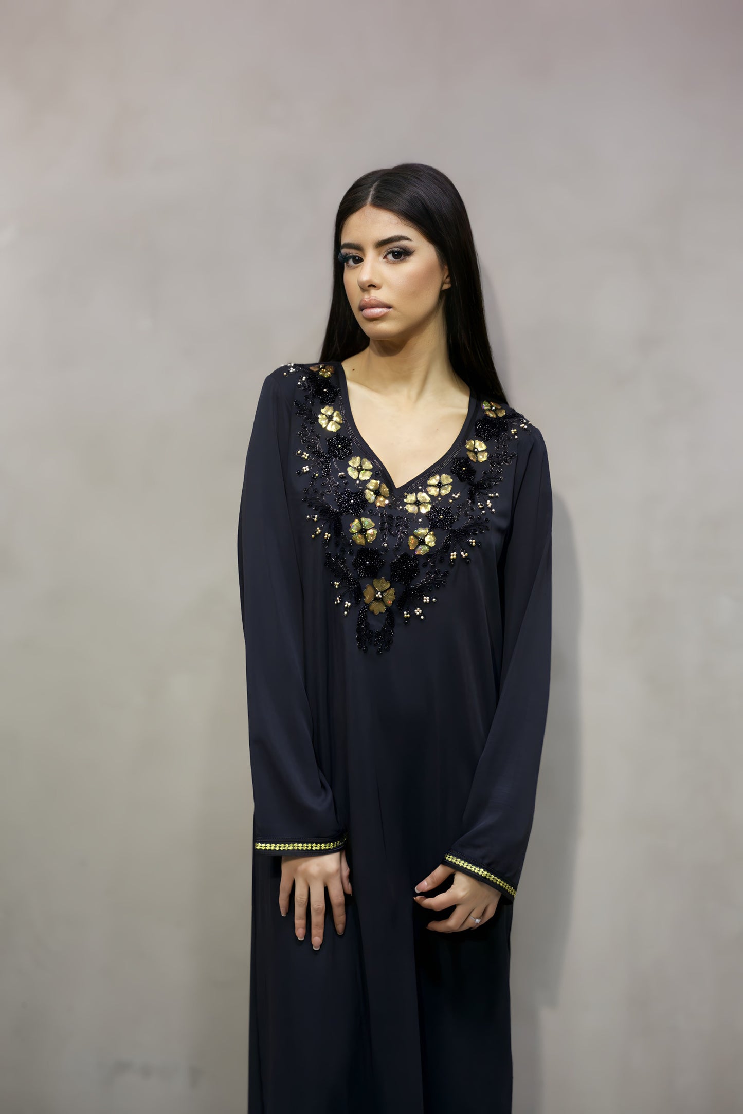 D8004 Robe Noir Abaya Maison Moderne avec Broderies sur Col et Manches