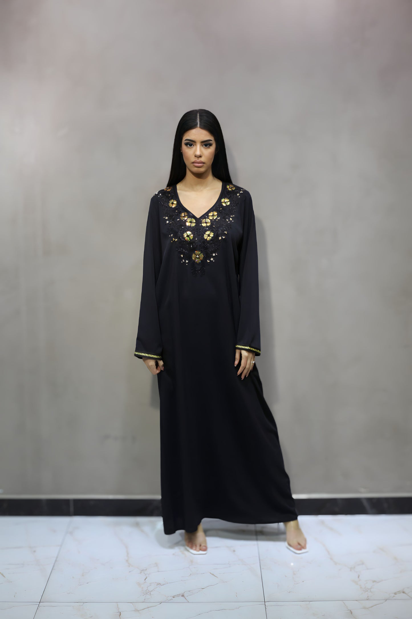 D8004 Robe Noir Abaya Maison Moderne avec Broderies sur Col et Manches