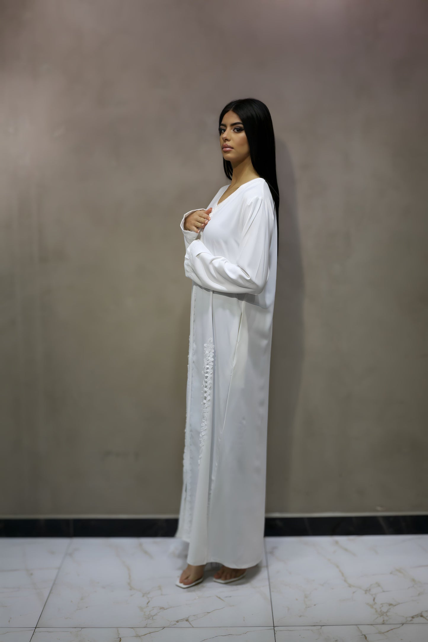 D8006 Robe Blanc Abaya avec Zip et Broderie sur Longueur et Manches