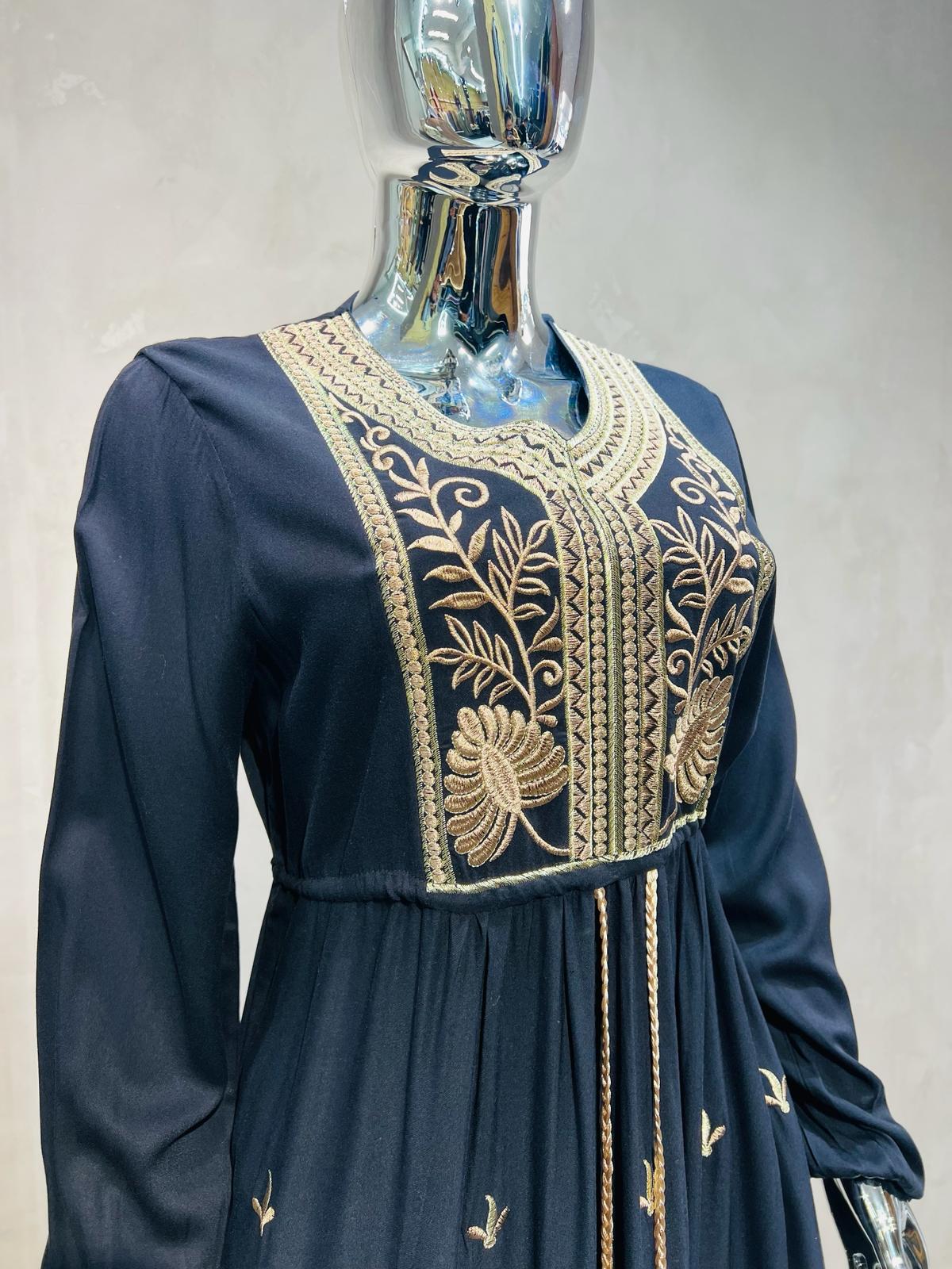 D8012 Robe Traditionnelle avec Ceintrage et Broderie sur l'Ensemble