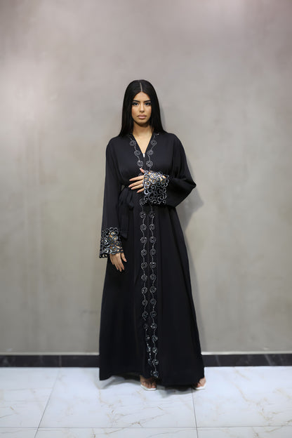 J6001 Robe Abaya Noir avec Cristaux en Spirales et Manches Détaillées