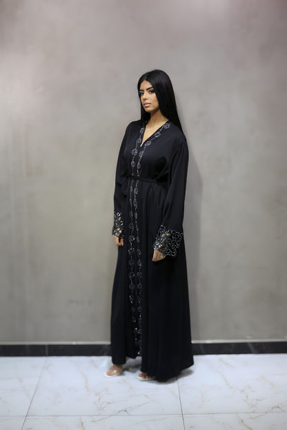 J6001 Robe Abaya Noir avec Cristaux en Spirales et Manches Détaillées