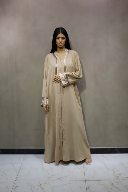 J6004 Robe Abaya Beige avec Broderies Détaillées sur Zip et Manches