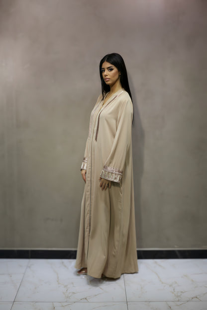 J6004 Robe Abaya Beige avec Broderies Détaillées sur Zip et Manches