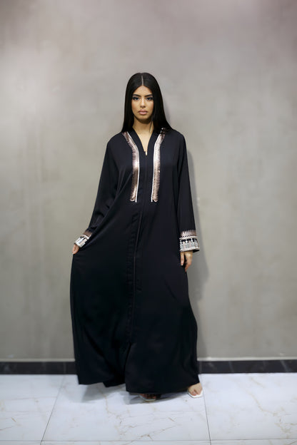 J6004 Robe Abaya Noir avec Broderies Détaillées sur Zip et Manches