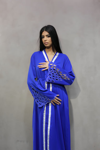 J6006 Robe Abaya Bleue Éclatante avec Bandes Argentées et Manches Ornées de Cristaux