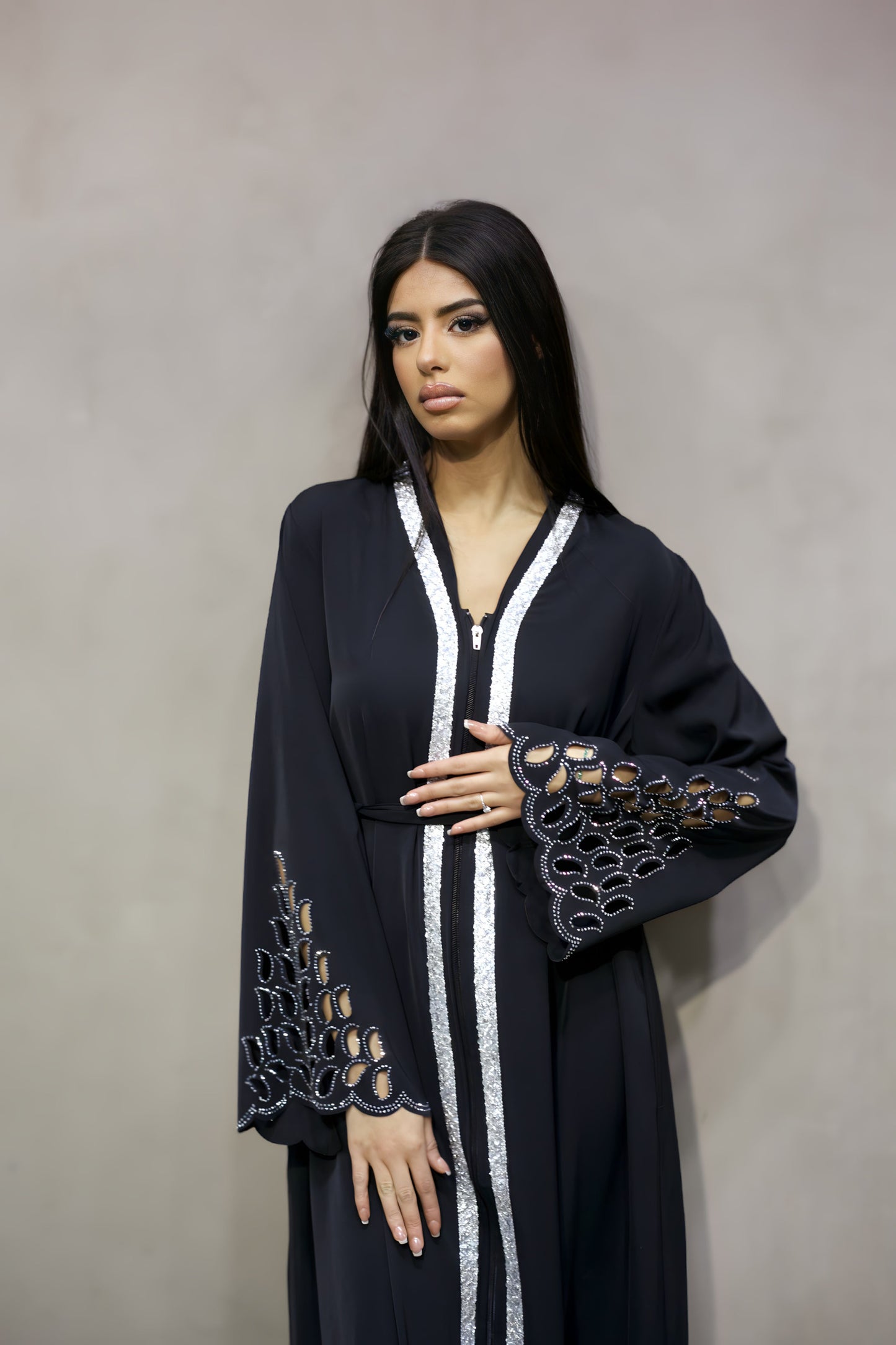 J6006 Robe Abaya Noire Éclatante avec Bandes Argentées et Manches Ornées de Cristaux