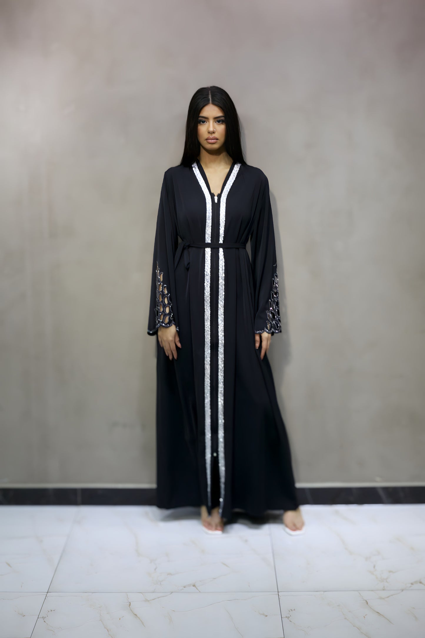 J6006 Robe Abaya Noire Éclatante avec Bandes Argentées et Manches Ornées de Cristaux