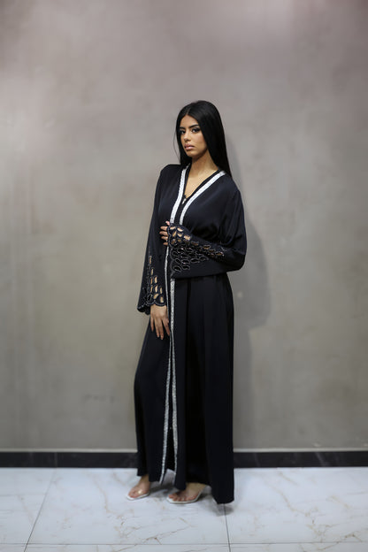 J6006 Robe Abaya Noire Éclatante avec Bandes Argentées et Manches Ornées de Cristaux