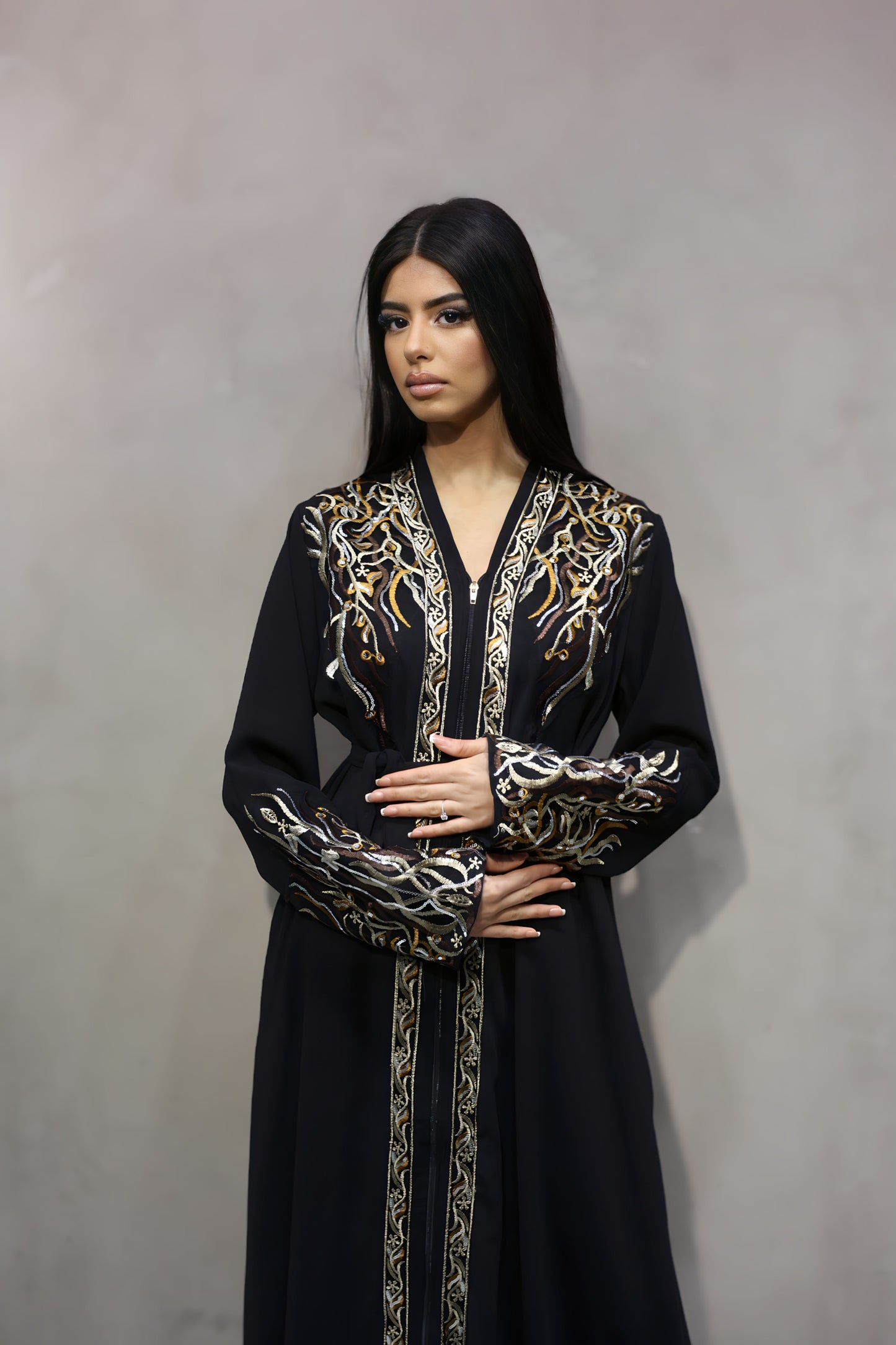 J6007 Robe Abaya avec Broderie Délicate et Zip Orné