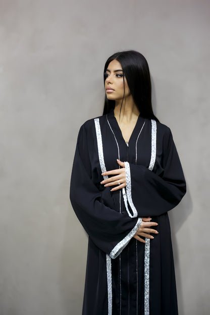 J6009 Robe Abaya Noire Élégante avec Bande Argentée Scintillante