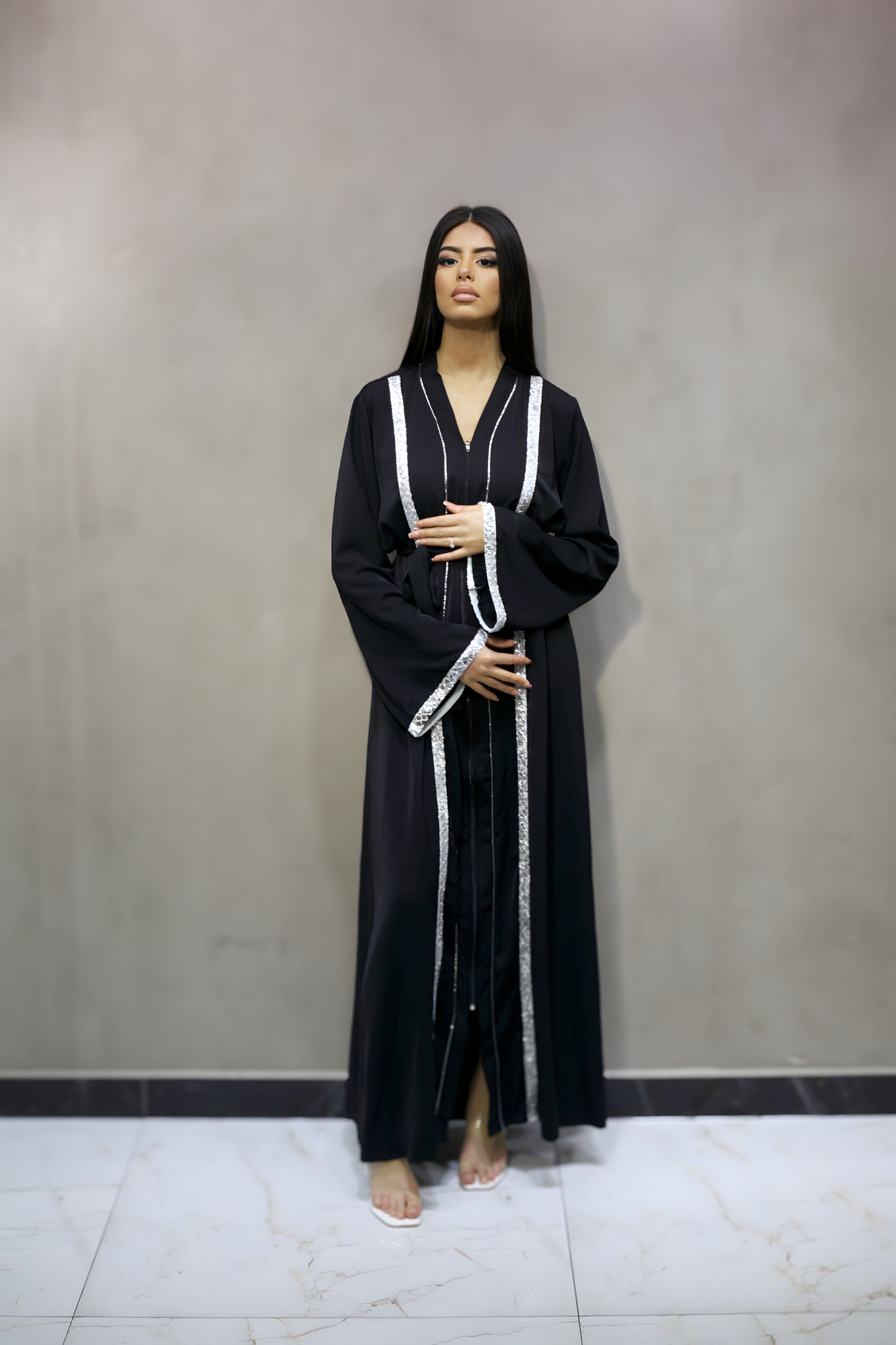 J6009 Robe Abaya Noire Élégante avec Bande Argentée Scintillante