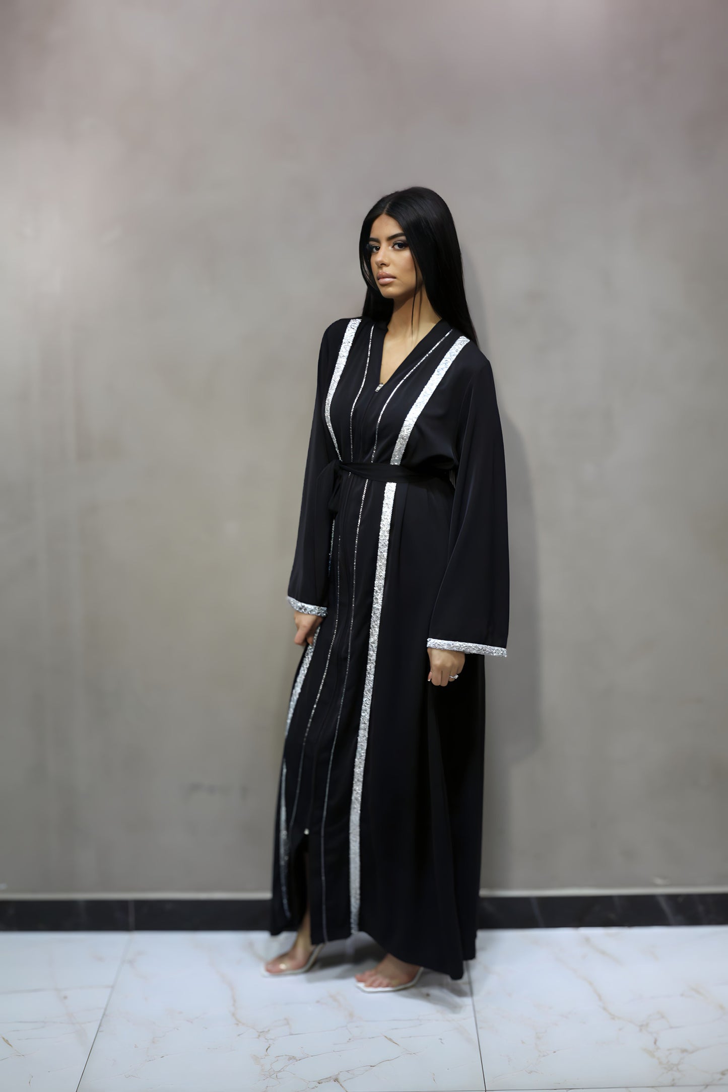 J6009 Robe Abaya Noire Élégante avec Bande Argentée Scintillante