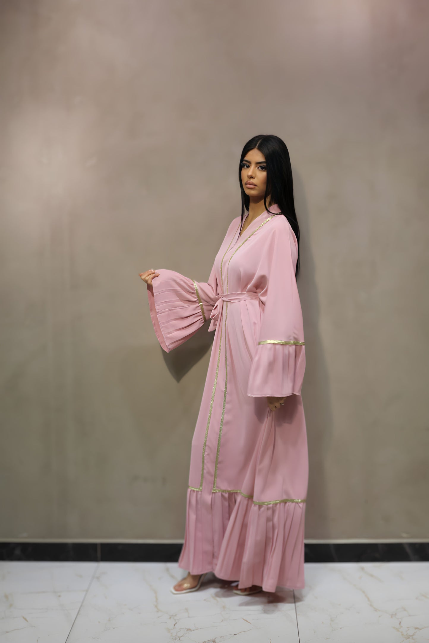 J6010 Robe Abaya Rose avec Bandes Dorées et Ceinture