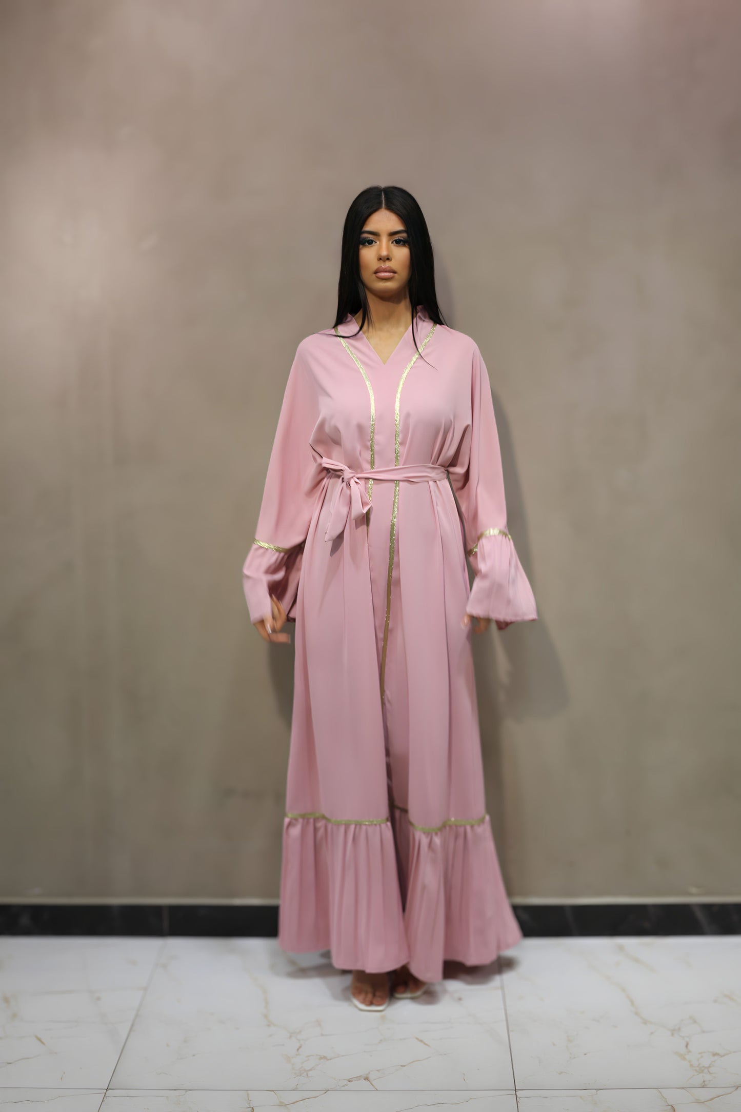 J6010 Robe Abaya Rose avec Bandes Dorées et Ceinture