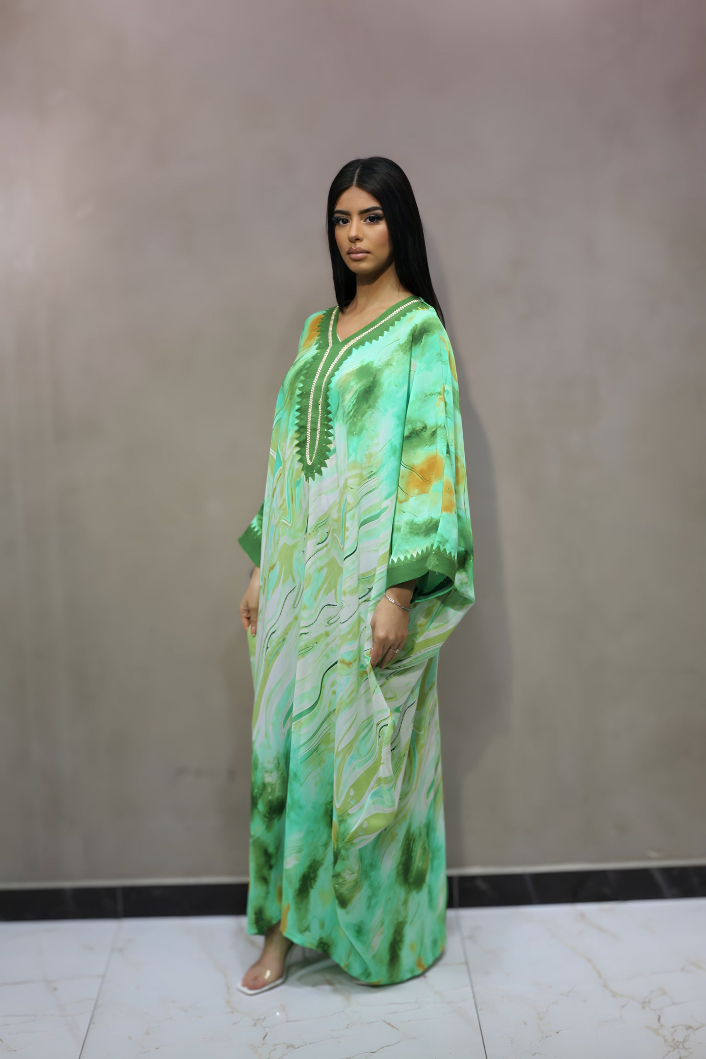 J9001 Robe Abaya Vert Ample à Motifs Imprimés Tendance et Manches Brodées