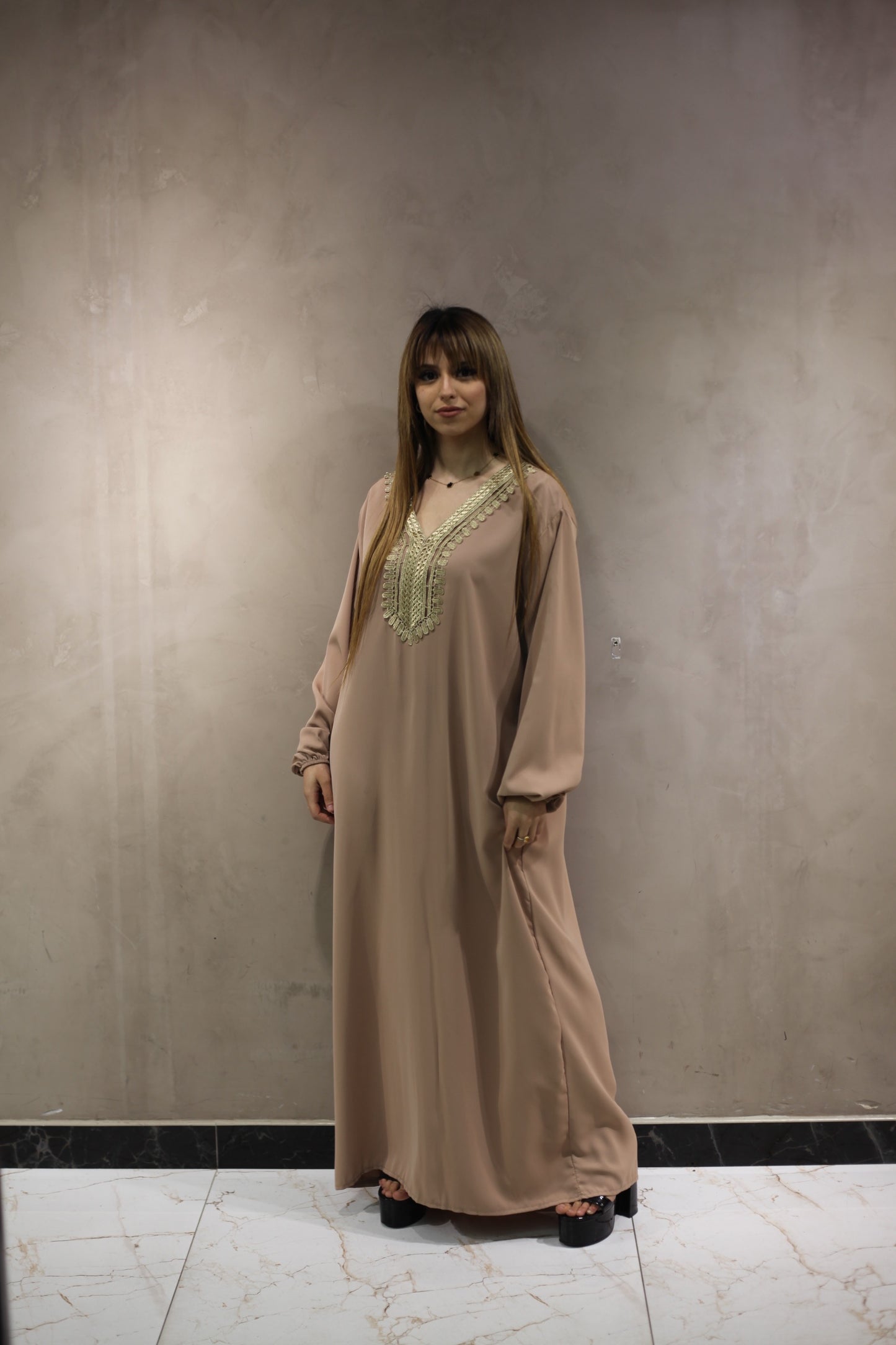 J9003 Robe Abaya Camel avec Col Brodé et Manches Longues Élastiques