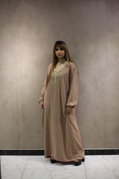 J9003 Robe Abaya Camel avec Col Brodé et Manches Longues Élastiques