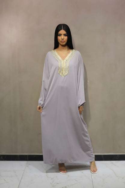 J9003 Robe Abaya Grise avec Col Brodé et Manches Longues Élastiques