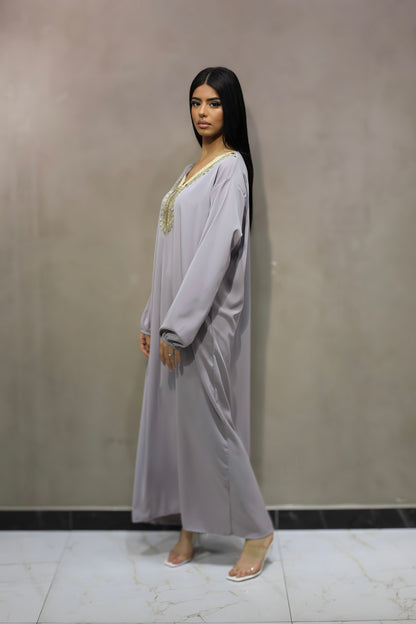 J9003 Robe Abaya Grise avec Col Brodé et Manches Longues Élastiques