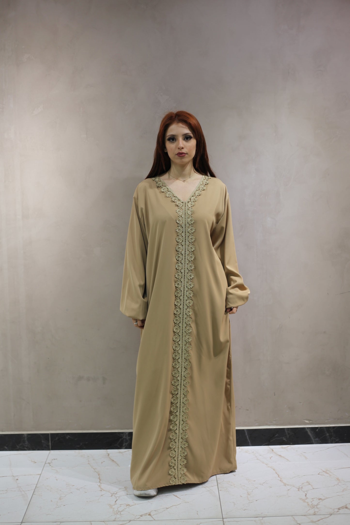 J9005 Abaya Camel avec Broderie Dorée au Col et sur la Longueur