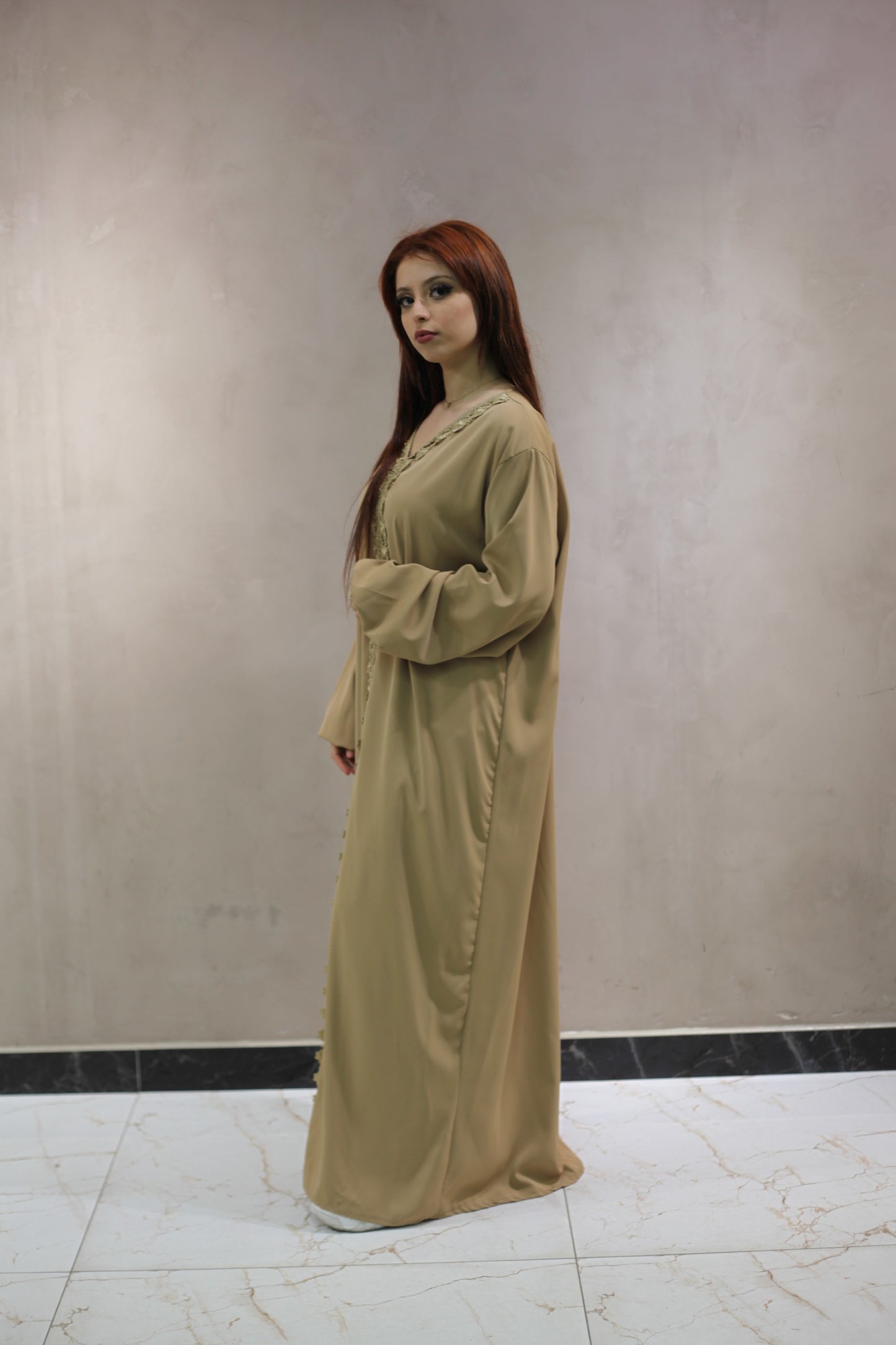 J9005 Abaya Camel avec Broderie Dorée au Col et sur la Longueur