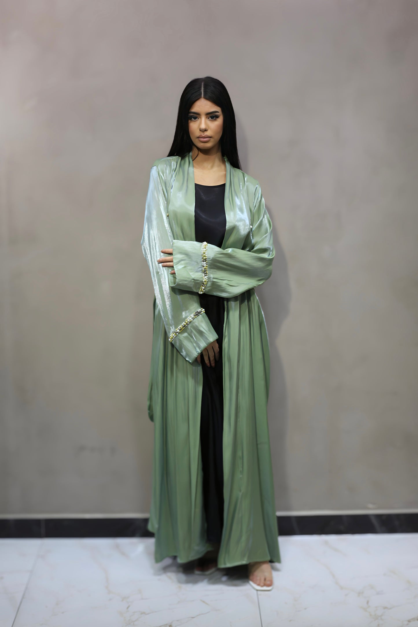 L7003 Kimono Satiné Vert Ample avec Strass Argentés sur les Manches