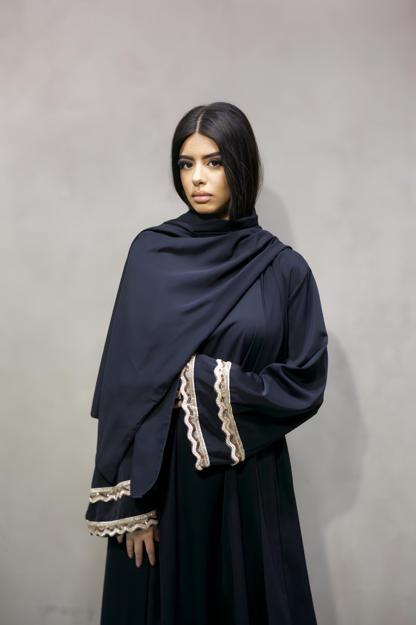 L7006 Ensemble Abaya Noir 4 Pièces avec Doubles Bandes de Strass sur les Manches