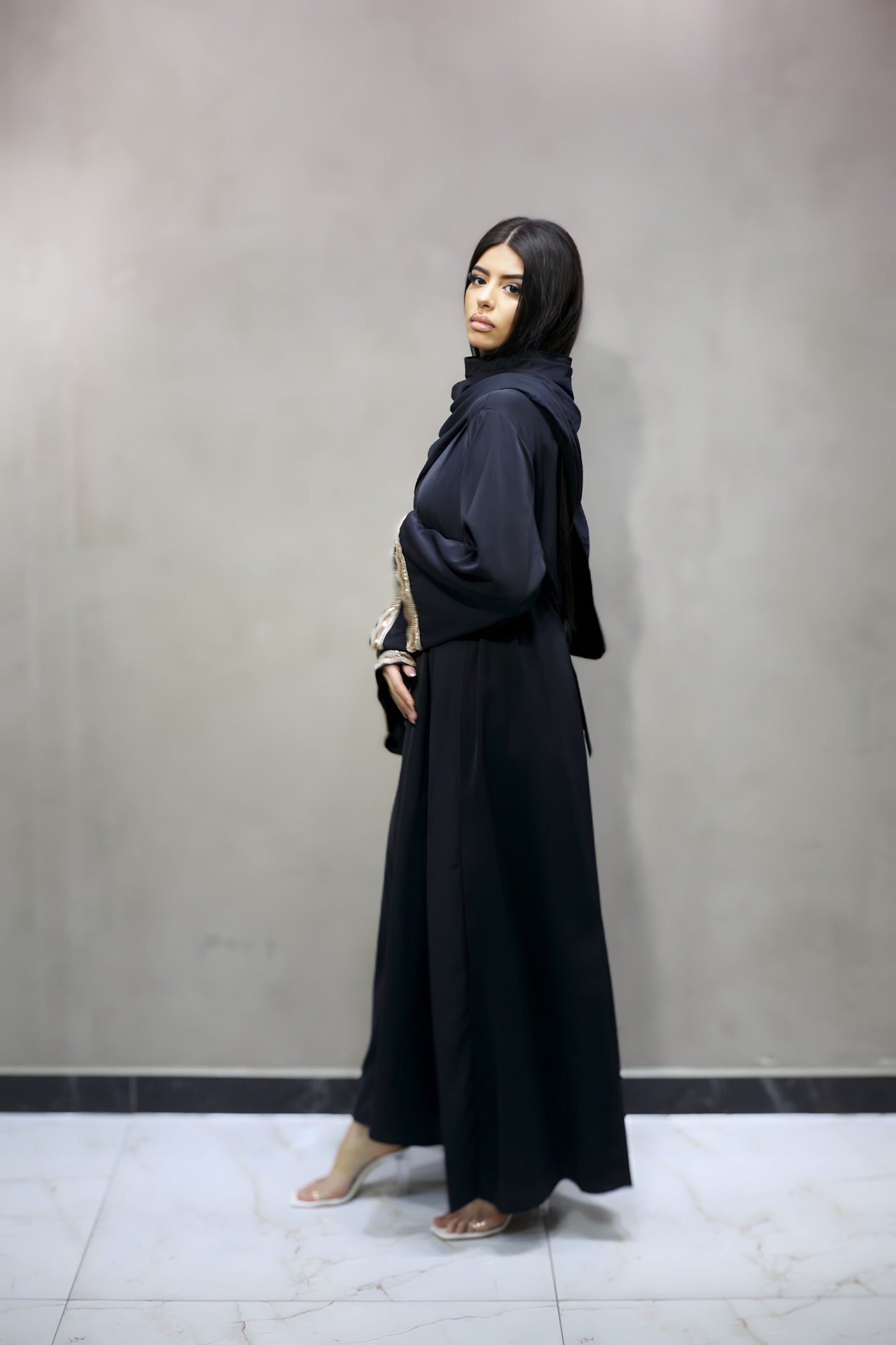 L7006 Ensemble Abaya Noir 4 Pièces avec Doubles Bandes de Strass sur les Manches