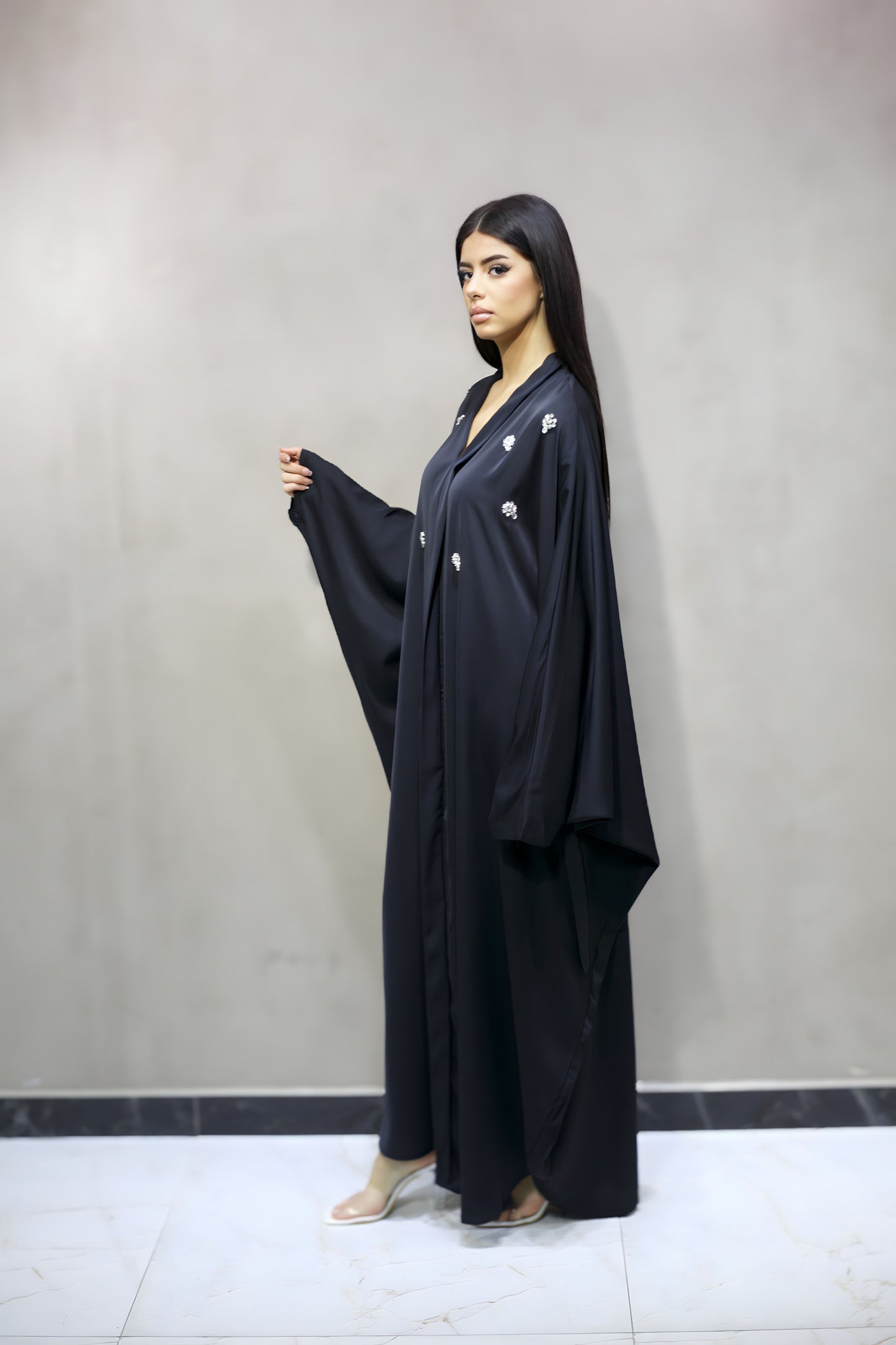 L7007 Robe Abaya Papillon Noire avec Cristaux sur le Devant et Ceinture Intégrée