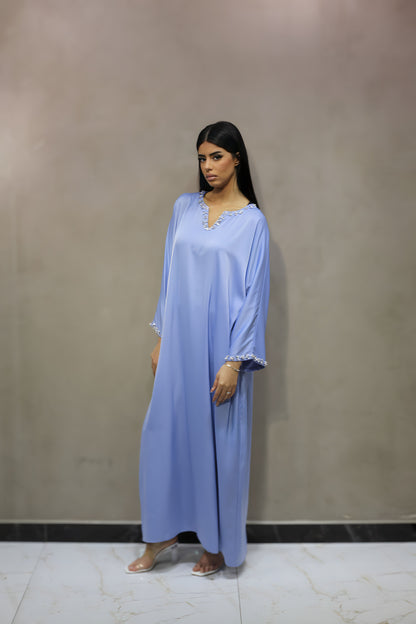 V3001 Robe Abaya Satinée Bleue avec Cristaux Brodés à la Main sur Col et Manches