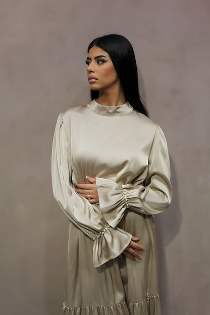 V3003 Robe Abaya Satinée Beige avec Perles sur Manches et Bas Volantés