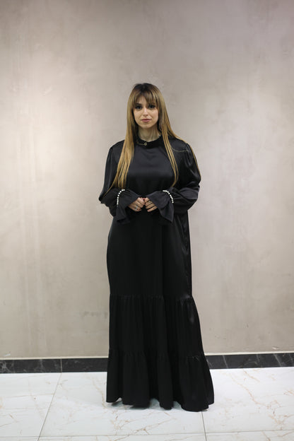 V3003 Robe Abaya Satinée Noire avec Perles sur Manches et Bas Volantés