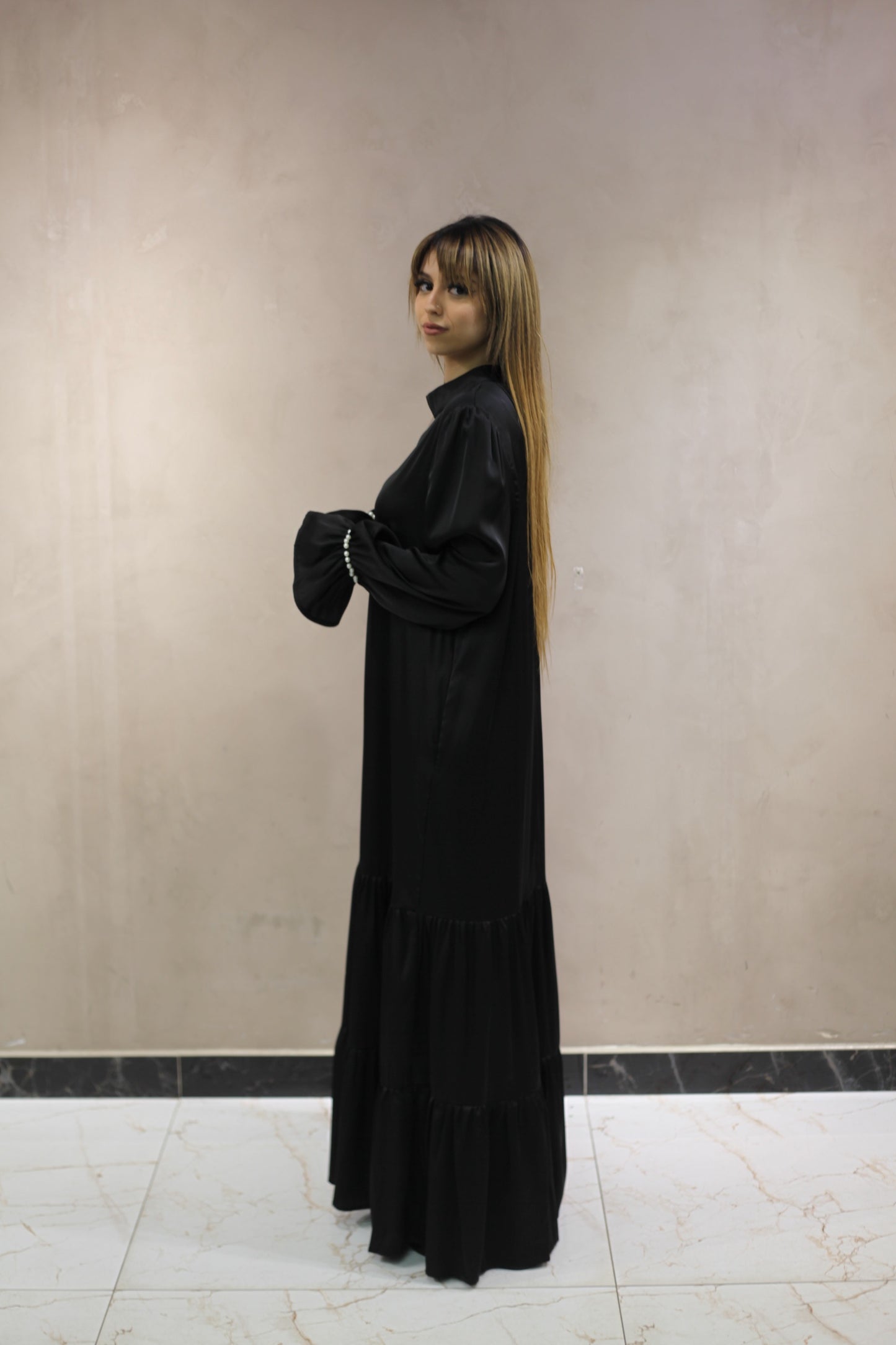 V3003 Robe Abaya Satinée Noire avec Perles sur Manches et Bas Volantés